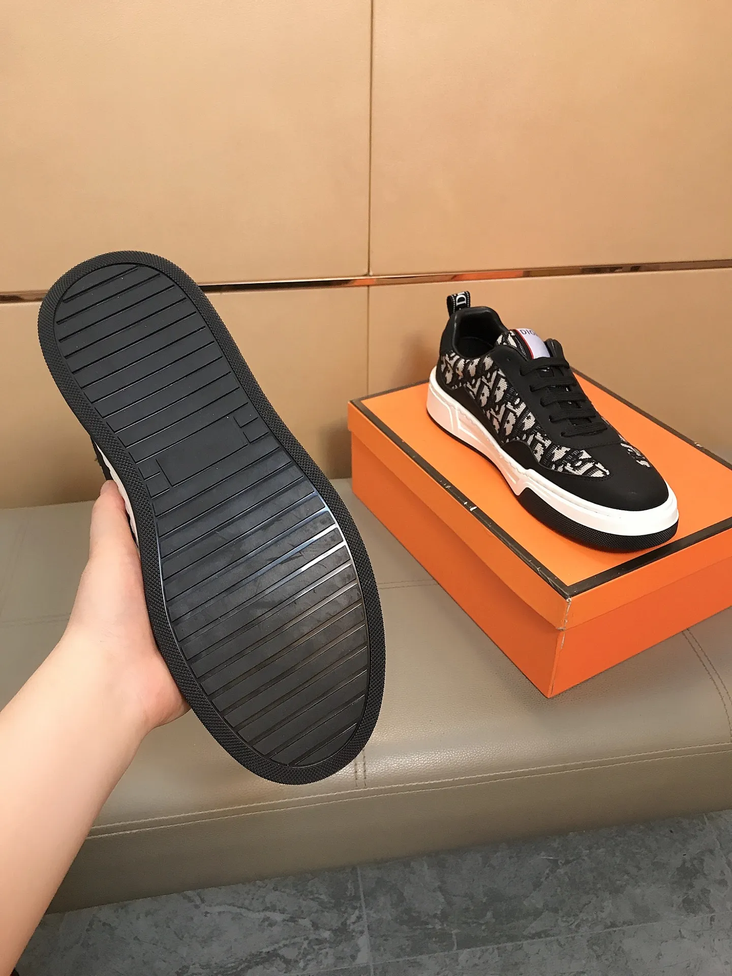 Factory price 400 ↔️↔️ (Dior) new men's casual sports shoes 👣 Full of charm, luxury style gentleman shoes. Upper: Made of imported Italian cowhide + printed fabric, sheepskin lining. Branded wear-resistant soles; with classic logos💋The whole pair of shoes is fashionable and casual yet high-end style🎈🎈Size: 38-44